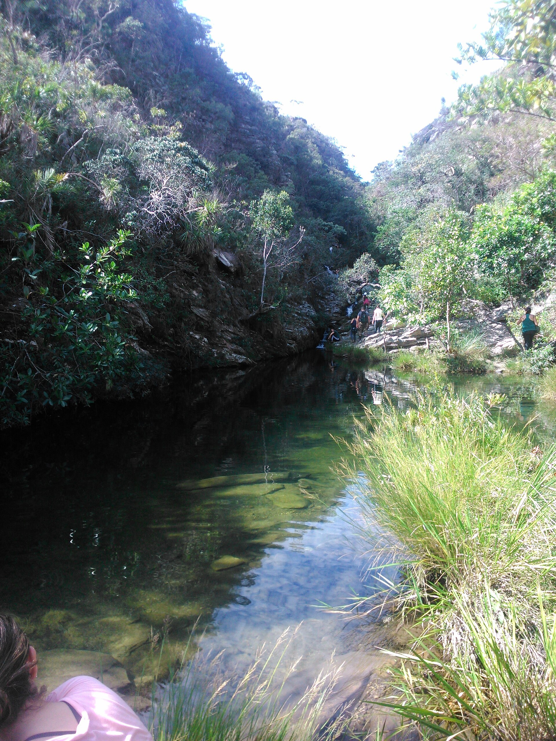 Poço de água clara entre paredões e vegetação na Serra do Cipó, Minas Gerais.